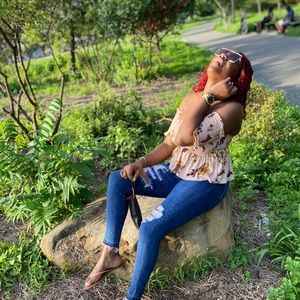 Meet your Posher, Mona